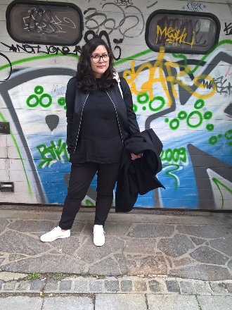 Perfektes Outfit für eine Ausstellung