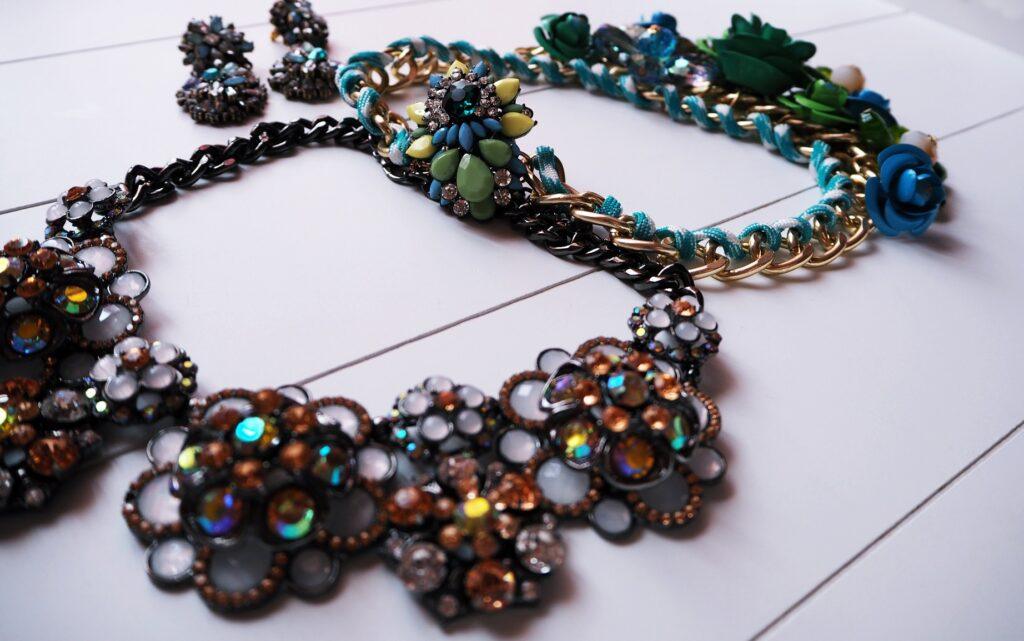 Schmuck wertet jedes schlichte Outfit auf!