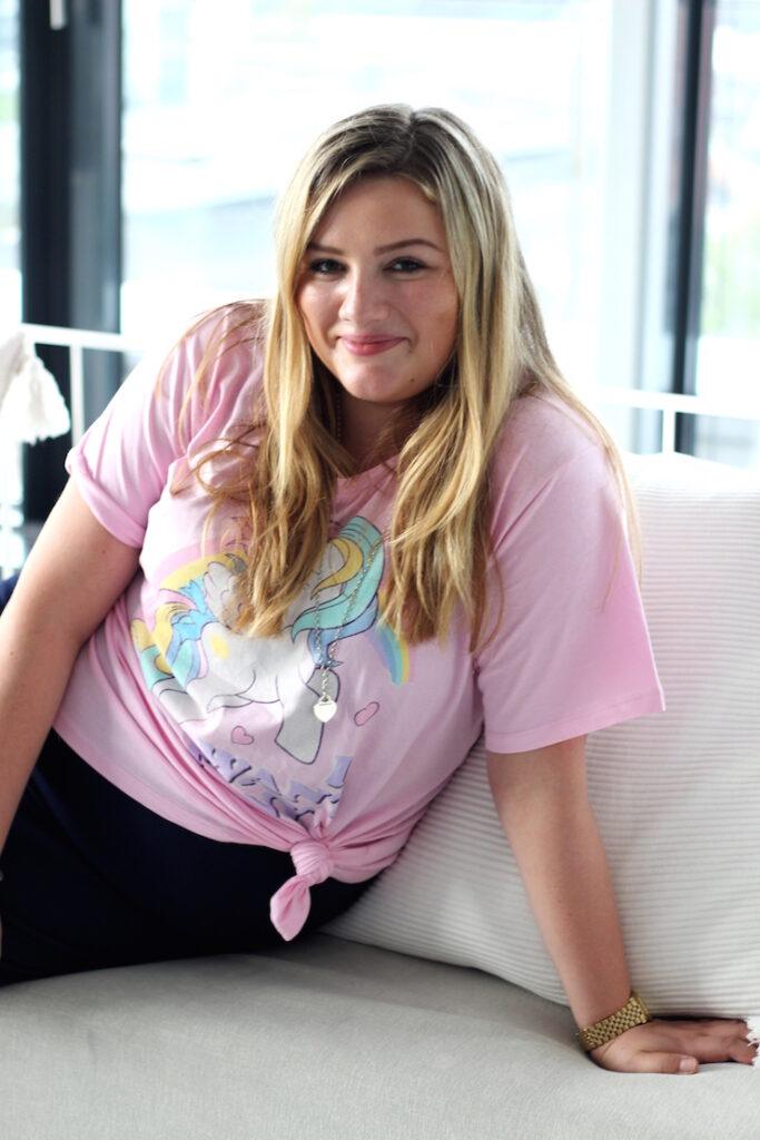 Frecher Look: Knoten im Shirt - jetzt entdecken!