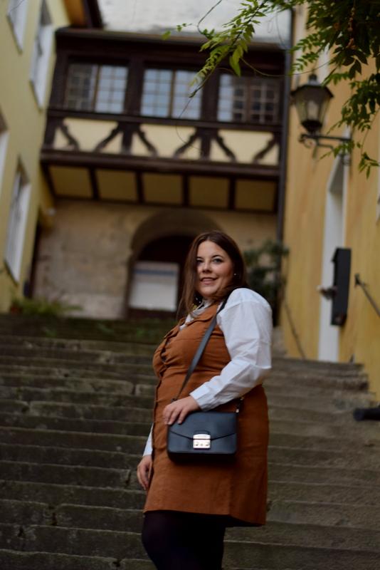 Plus Size Outfit mit klassischer Bluse hier!