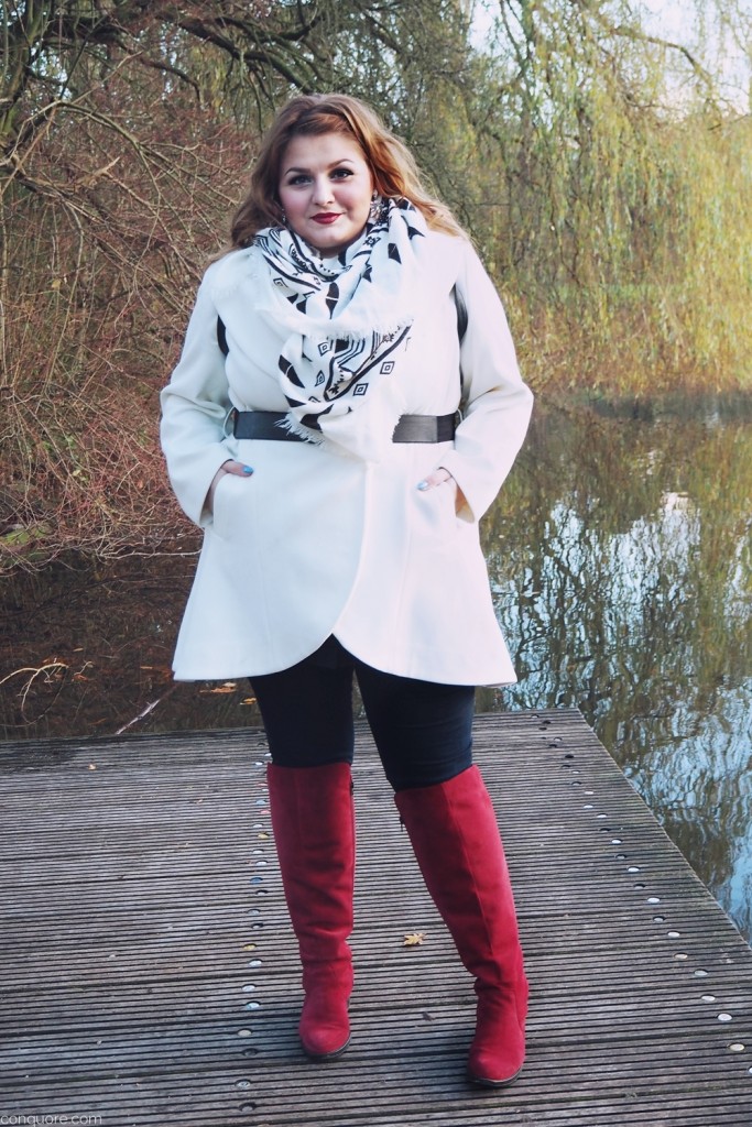weißer-mantel-rote-stiefel-look-plus-size