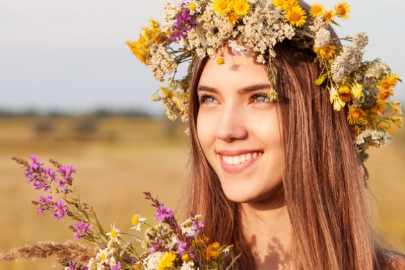 Mollige Ladies aufgepasst: Blumen Styles für die Festivalsaison