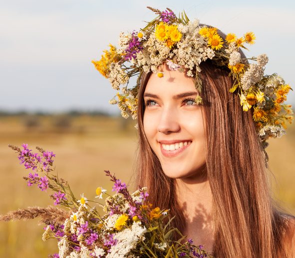 Mollige Ladies aufgepasst: Blumen Styles für die Festivalsaison