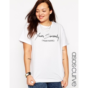 ASOS CURVE - Boyfriend T-Shirt mit Yours Sincerely Print - Weiß 
