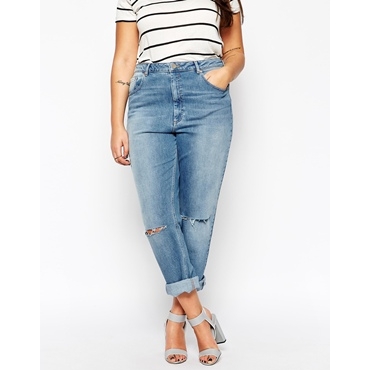 ASOS CURVE - Kimmi - Eingelaufene Boyfriend-Jeans in verwaschenem Mittelblau mit Abnutzungen - Halbverwaschenes Blau 