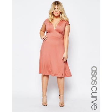 ASOS CURVE - Midikleid mit Gürtel und tiefem Ausschnitt - Rosa 