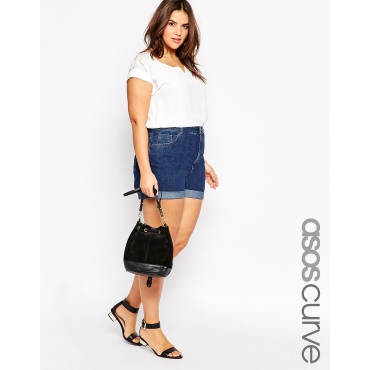 ASOS CURVE - Mom-Jeansshorts mit hoher Taille in mittlerer Waschung - Blau 