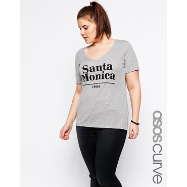 ASOS CURVE- T-Shirt mit V-Ausschnitt in Rippstrick mit Santa-Monica-Druck - Kalkgrau 