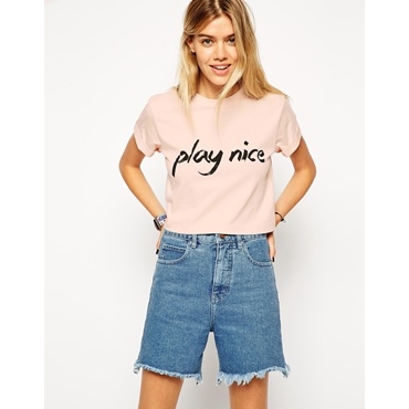 ASOS - Exklusives Wohltätigkeits-T-Shirt mit „Play Nice“-Druck - Rosa 