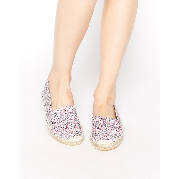 Pieces - Haisha - Flache Espadrilles in Nude mit Blumenmuster - Nude-Blumendesign 