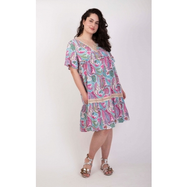 Unwiderstehlich charmant: Kurzes Sommerkleid mit verspieltem Paisleydruck 