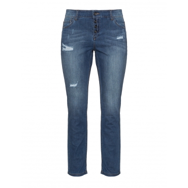 Jeans mit Destroyed-Elementen 