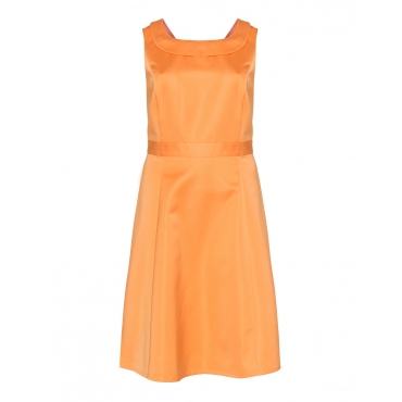 Satinkleid mit breitem Kragen 