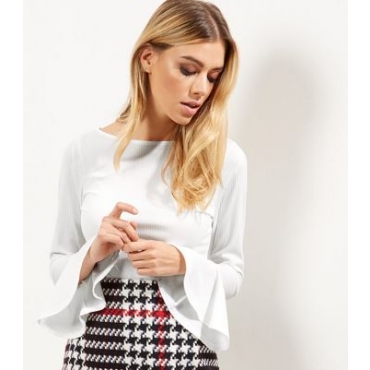 Cremeweißes, geripptes Oberteil mit Glockenärmeln 