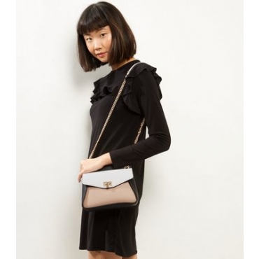 Schultertasche in Schwarz im Blockfarbendesign 