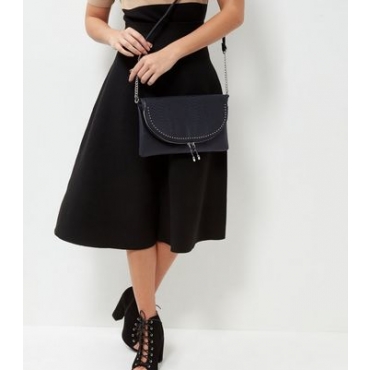 Schwarze strukturierte Clutch mit Schlangenmuster und Nieten 