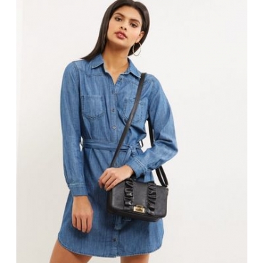 Schwarze Umhängetasche mit Rüschen 