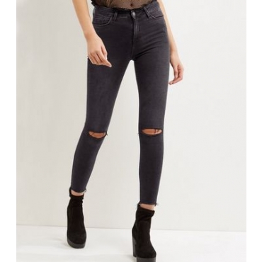 Schwarze, zerrissene Skinny Jeans mit ausgefranstem Saum 