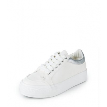 Teenager – Weiße Sneaker mit Metallic-Rand 