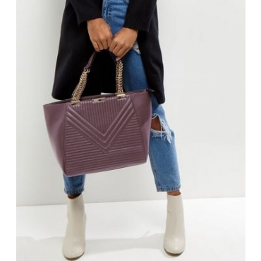 Weinrote, gesteppte Handtasche mit Kettenriemen 