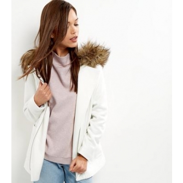 Weiße Bikerjacke mit Fake-Fur-Besatz an der Kapuze 